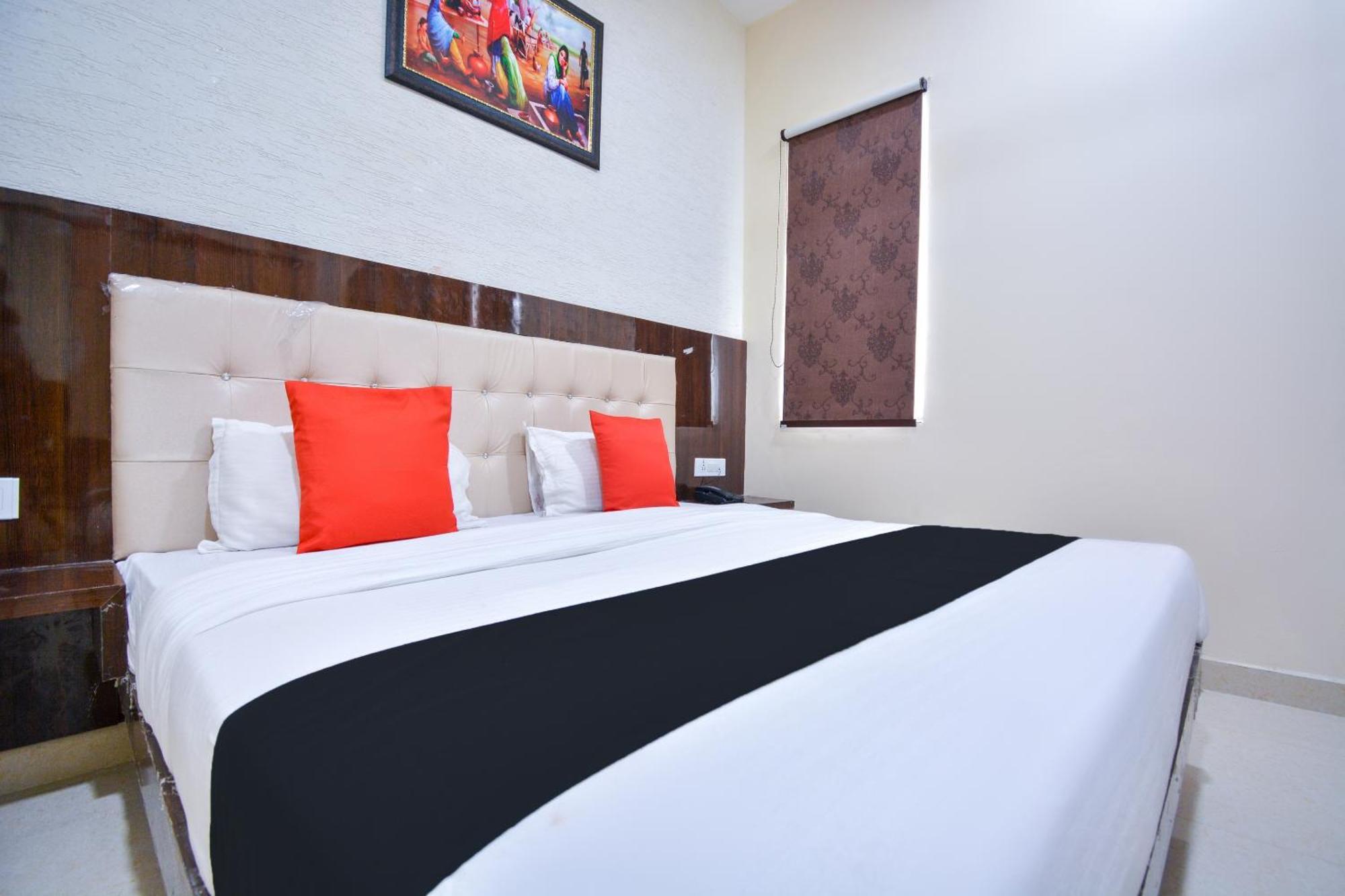 Capital O Moments Inn Amritsar Exterior photo