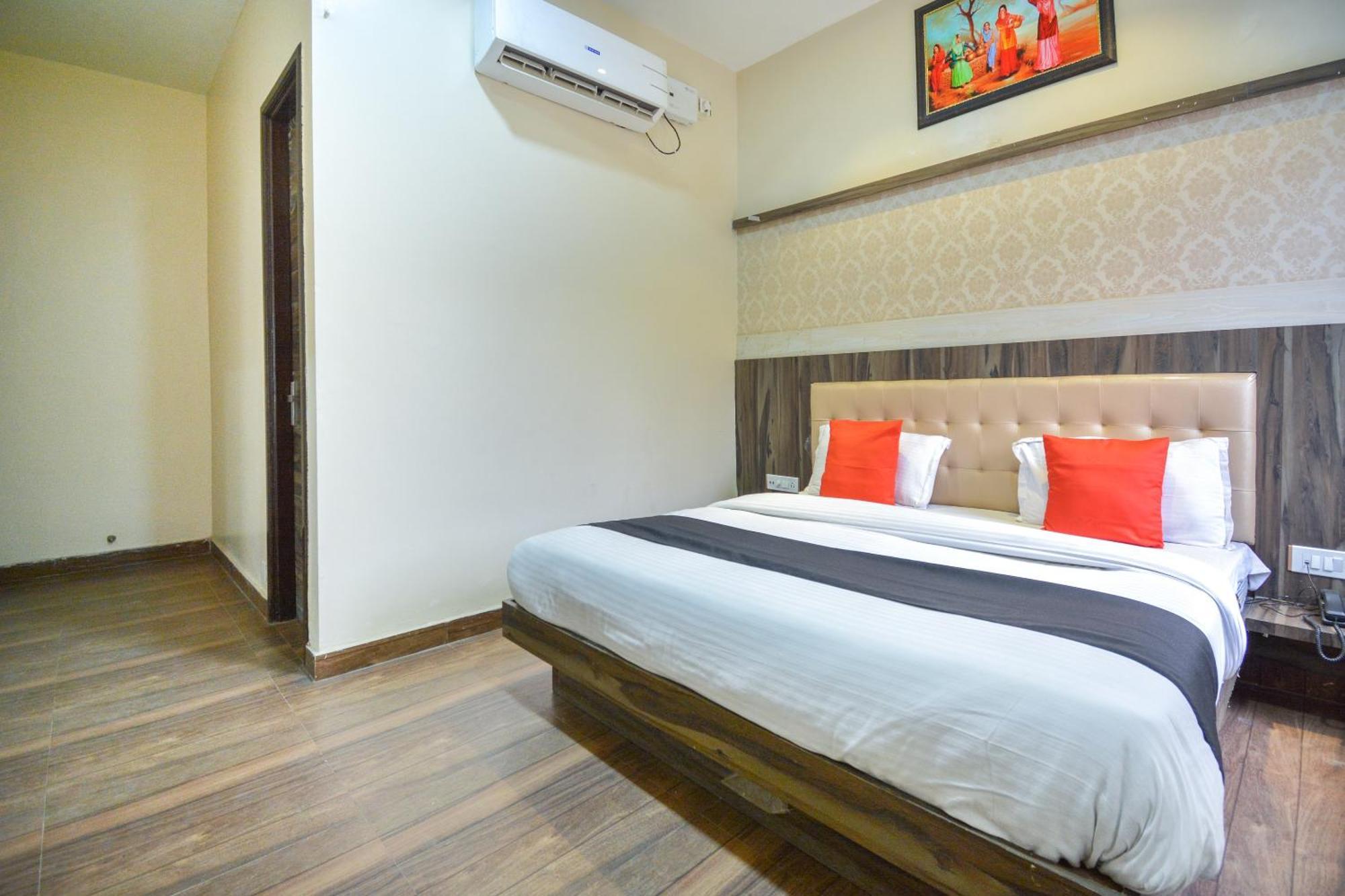 Capital O Moments Inn Amritsar Exterior photo